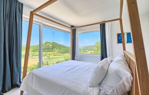 2 quartos, ferros/tábuas de passar roupa, berço de viagem