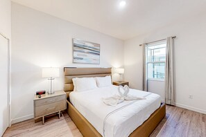 4 bedrooms, iron/ironing board, internet, bed sheets - ⛳ Golfer’s Paradise & Family Escape | Townhouse w/ Pool, Lanai & Prime Location (Davenport)