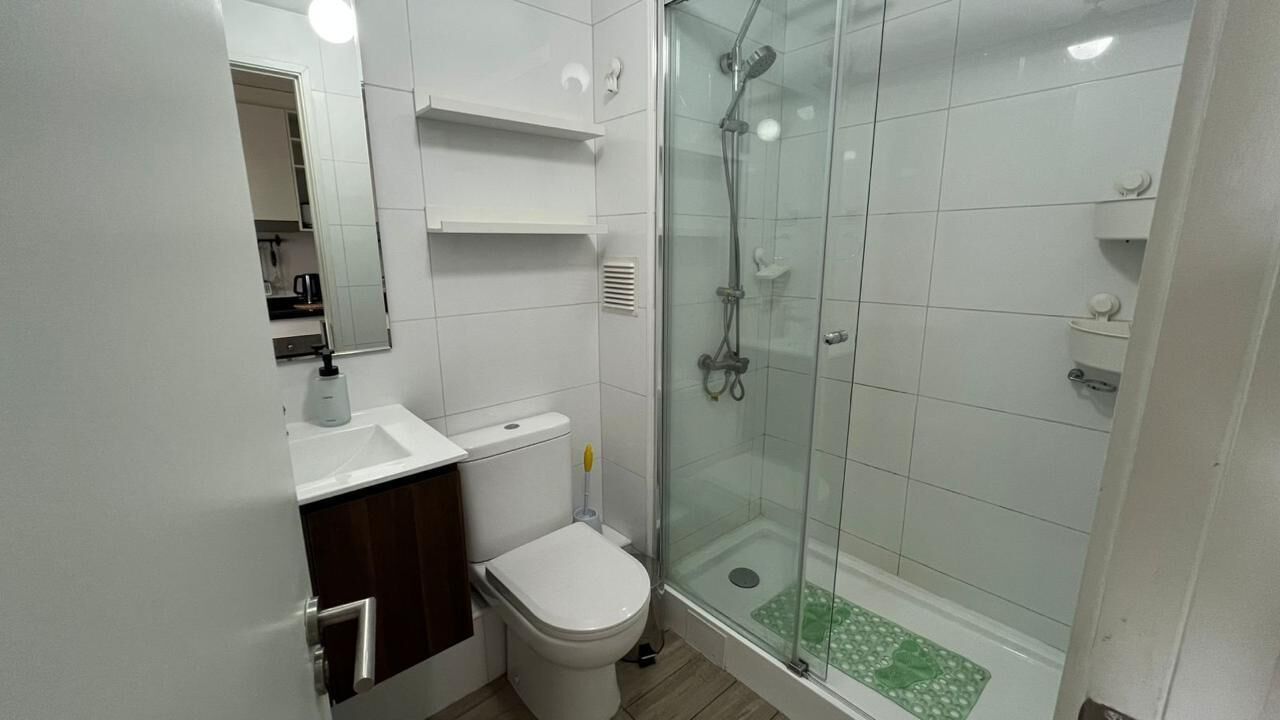 Regadera, secadora de cabello, toallas, jabón 