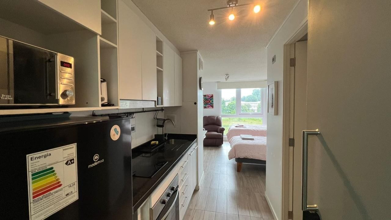 Een koelkast, een magnetron, een oven, een kookplaat