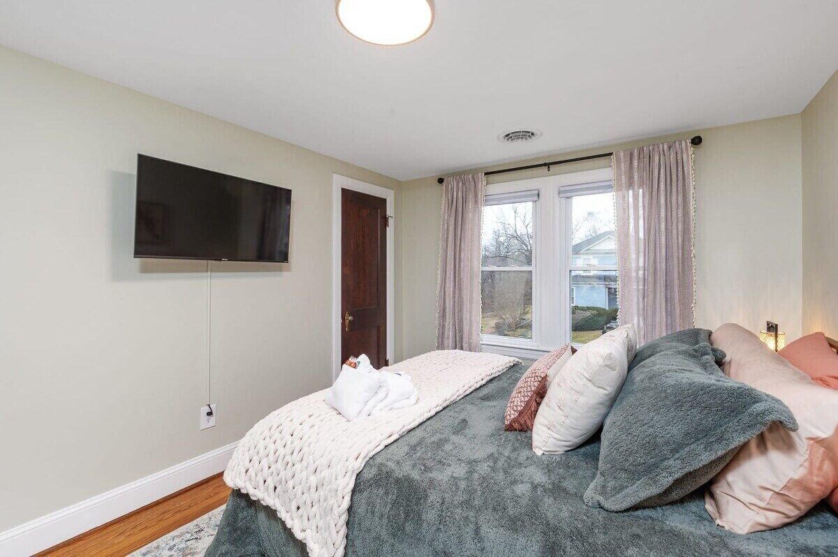 2 bedrooms, desk, iron/ironing board, WiFi (free)