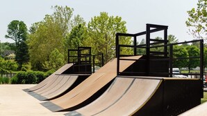 Una pista de skate con varias rampas y una estructura de metal.