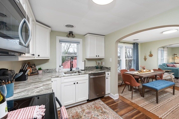 Make a quiet meal or reheat those leftovers in your fully equipped kitchen!