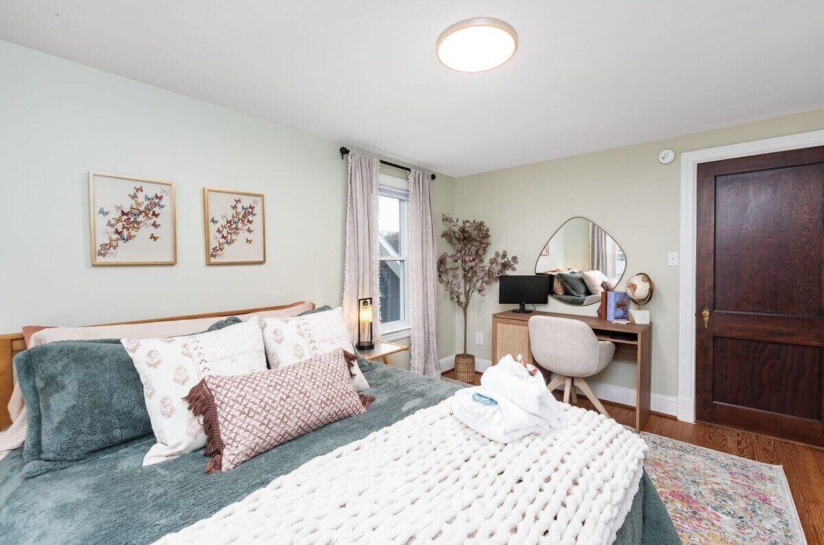 2 bedrooms, desk, iron/ironing board, WiFi (free)