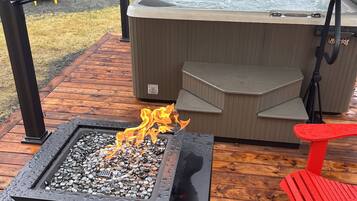 Banyera d'hidromassatge a l'aire lliure