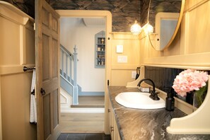 Sèche-cheveux, serviettes fournies, savon, shampoing