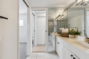 Douche, sèche-cheveux, serviettes fournies, savon