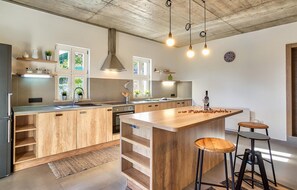 Kühlschrank, Ofen, Geschirrspüler, Wasserkocher mit Kaffee-/Teezubehör