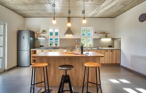 Kühlschrank, Ofen, Geschirrspüler, Wasserkocher mit Kaffee-/Teezubehör