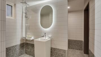 Family Suite | Bathroom