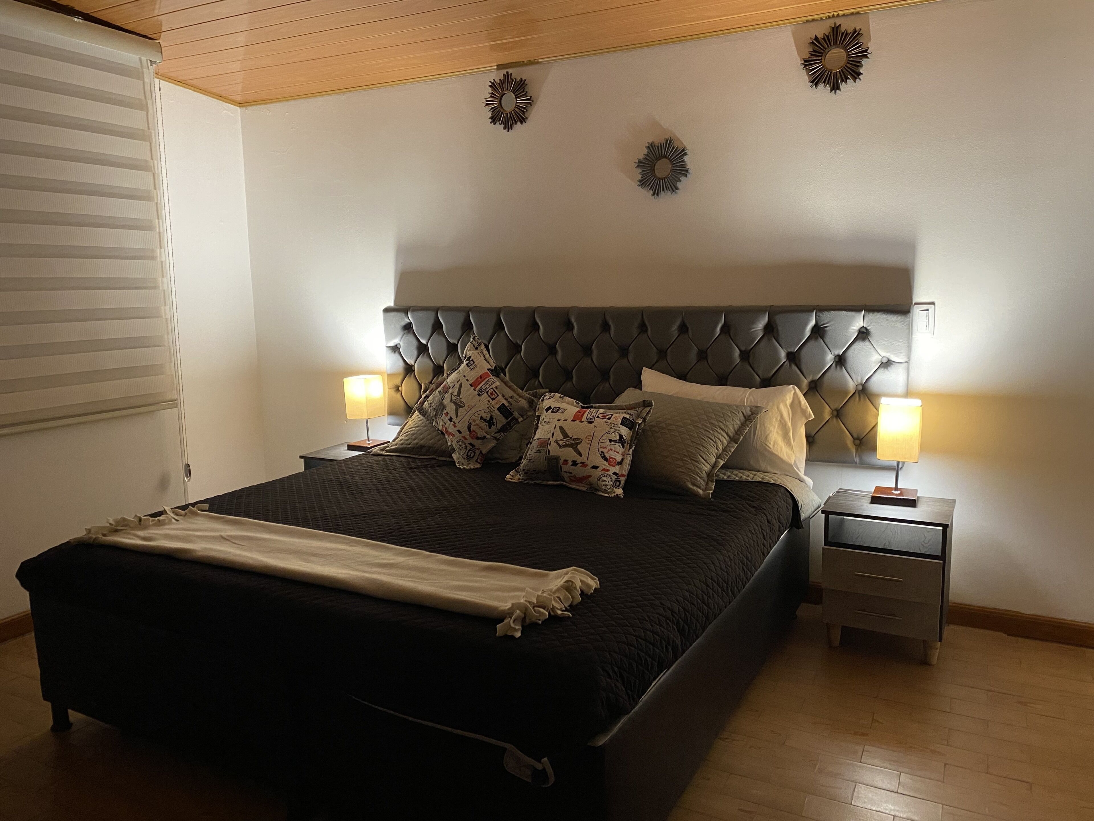 Habitación básica | 1 habitación, escritorio y espacio para trabajar con laptop 