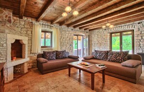 TV, fireplace, table tennis, stereo - Amazing home in Tinjan (Tinjan)
