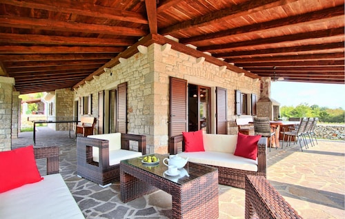 Amazing home in Tinjan
