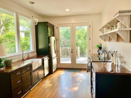 Fridge, microwave, oven, stovetop. Boho Bungalow - Downtown - Free Parking