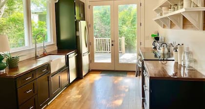 Boho Bungalow - Downtown - Free Parking