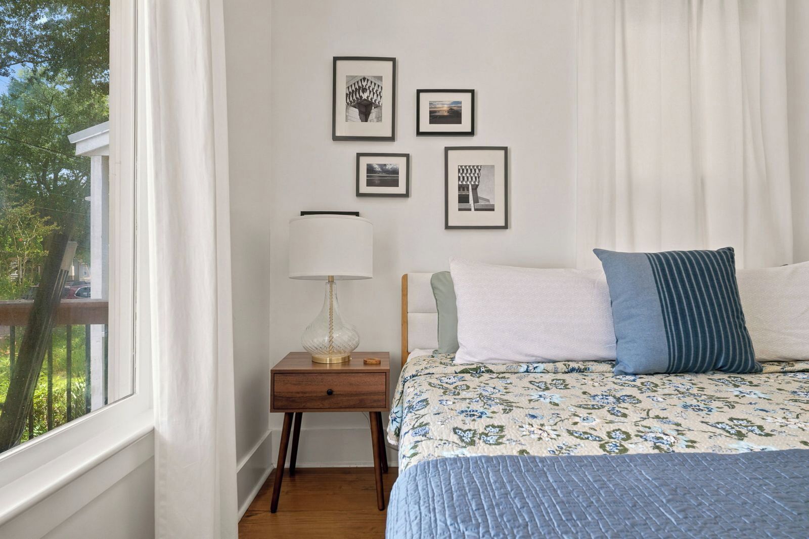 2 bedrooms, iron/ironing board, internet, bed sheets