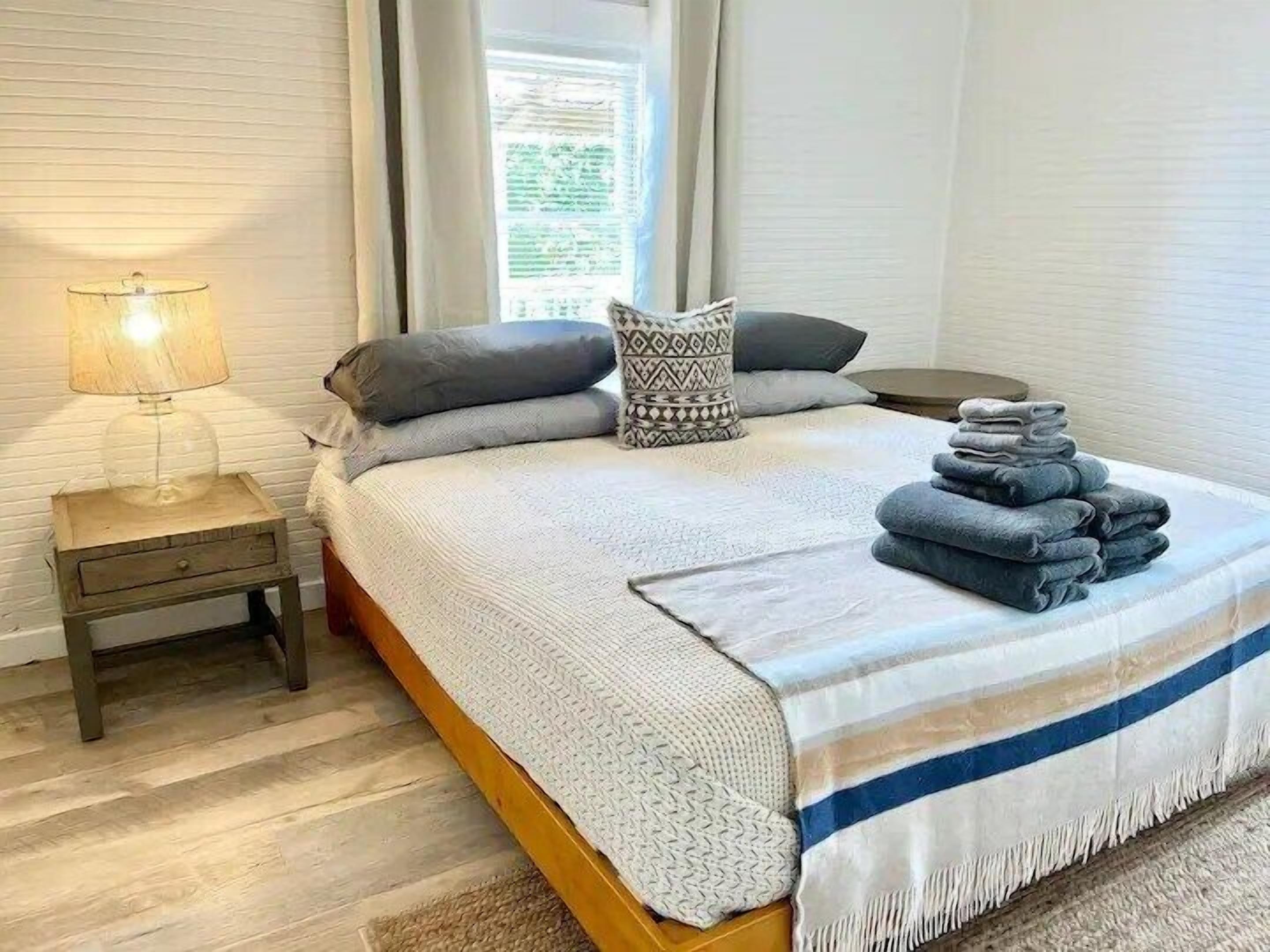 2 bedrooms, iron/ironing board, internet, bed sheets