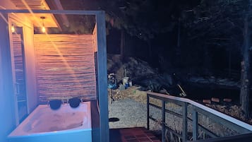 Bañera de hidromasaje al aire libre