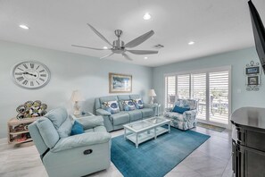 Smart TV, chimenea y estéreo