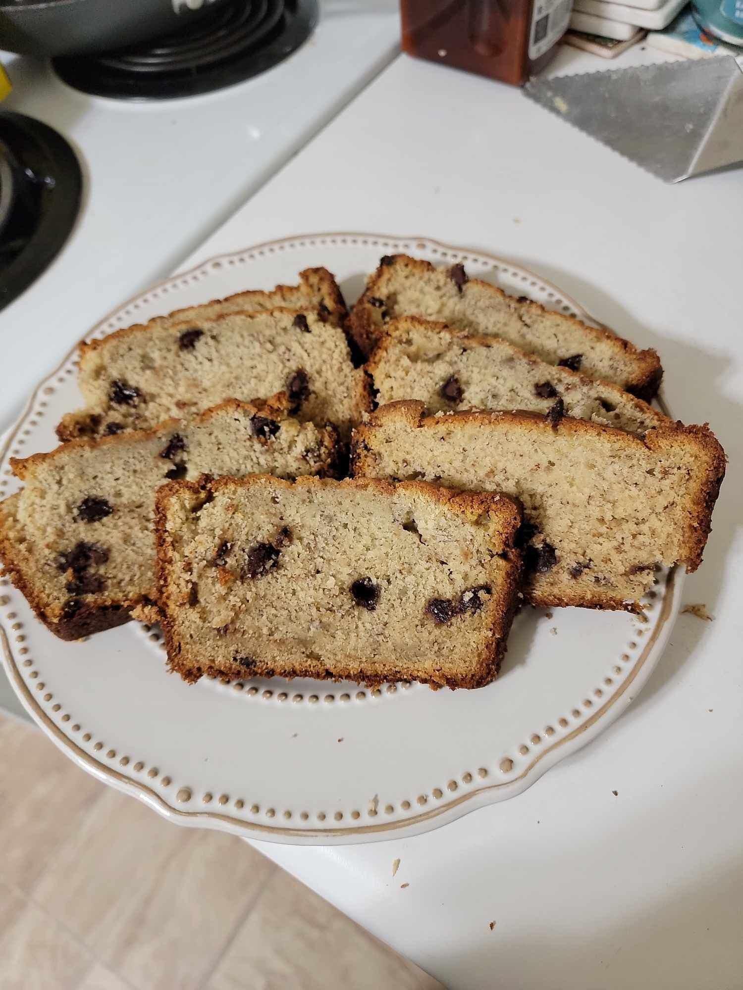 Un plato de rebanadas de pan con pasas sobre un plato blanco.