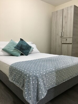 2 عدّة غرف نوم وواي فاي وملاءات أسرّة