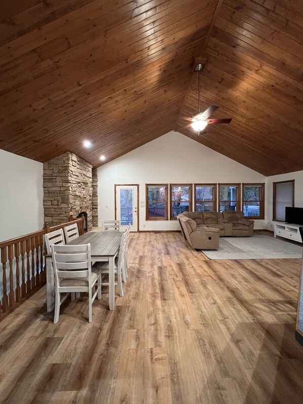 Interior - Lake Mattoon Lakehouse (Neoga)