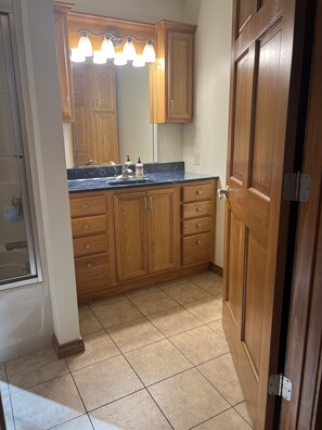 Chuveiro, toalhas de banho, sabonete, papel higiênico