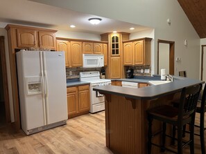 Microwave, oven, stovetop, dishwasher - Lake Mattoon Lakehouse (Neoga)