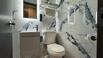 Habitación individual económica, 1 cama Queen size, para no fumadores, baño privado | Baño | Regadera, regadera con hidromasaje, amenidades de baño gratuitas