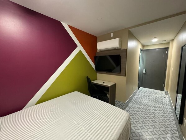 A hotel room with a bed, a desk, and a TV. - Moon Hotel Brooklyn (Brooklyn)
