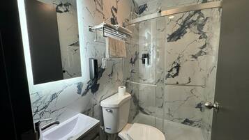 Chambre Simple Économique, 1 grand lit, non-fumeurs, salle de bains privée | Salle de bain | Douche, douche hydromassante, articles de toilette gratuits