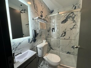 Ducha, cabezal de ducha con hidromasaje, artículos de tocador gratuitos