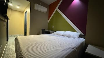 Habitación individual económica, 1 cama Queen size, para no fumadores, baño privado | Sábanas italianas Frette, ropa de cama de alta calidad y escritorio
