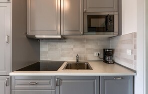 Kühlschrank, Ofen, Geschirrspüler, Wasserkocher mit Kaffee-/Teezubehör