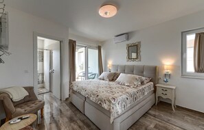 6 bedrooms, travel cot, free WiFi, bed sheets