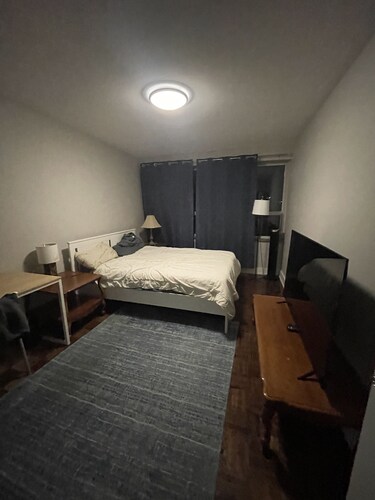 Chill and peaceful apartment in Sherbourne street and Carlton street 