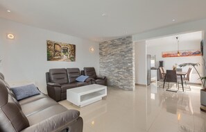 Een televisie, tafelvoetbal en een stereo