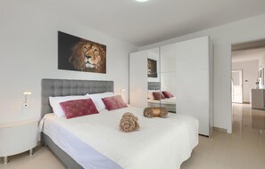 4 bedrooms, iron/ironing board, travel cot, free WiFi - Pet friendly home in Pula (Pula)