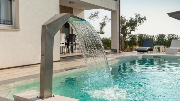 Une piscine agrémentée d’un élément décoratif aquatique.