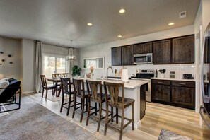 冷蔵庫、電子レンジ、オーブン、コンロ