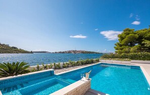 Een verwarmd zwembad