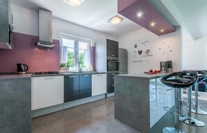 Kühlschrank, Ofen, Geschirrspüler, Wasserkocher mit Kaffee-/Teezubehör