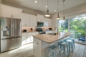 冷蔵庫、電子レンジ、オーブン、コンロ