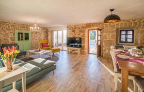 TV - Beautiful home in Krk (Krk)