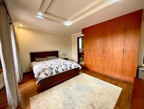3 Schlafzimmer, Zimmersafe, Schreibtisch, Bügeleisen/Bügelbrett