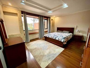 3 habitaciones, caja de seguridad en la habitación y escritorio 