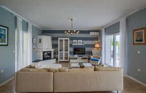 Televisie, een open haard, een dvd-speler en een tafeltennistafel