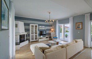 TV, fireplace, DVD player, ping pong - Gorgeous home in Kukljica (Kukljica)