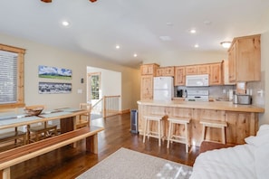 Interior - Nature's Nook | Smoker BBQ | Fire Pit | AC (Island Park)