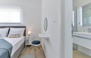 4 bedrooms, iron/ironing board, travel crib, free WiFi - Awesome home in Zadar (Zadar)